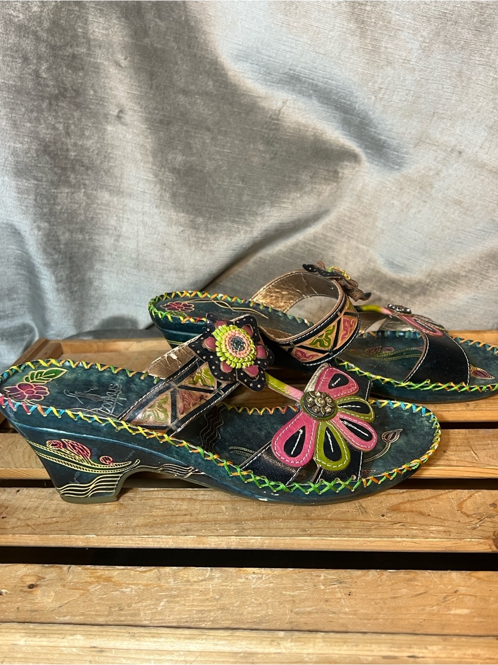 Corkys Women s Teal Floral Slide Heeled Leather Sandals. Size 11 - Picture 3 of 9